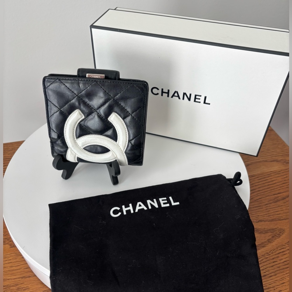 CHANEL Quilted Leather Cambon compact Black and White Wallet. Full inclusion - Picture 1 of 10